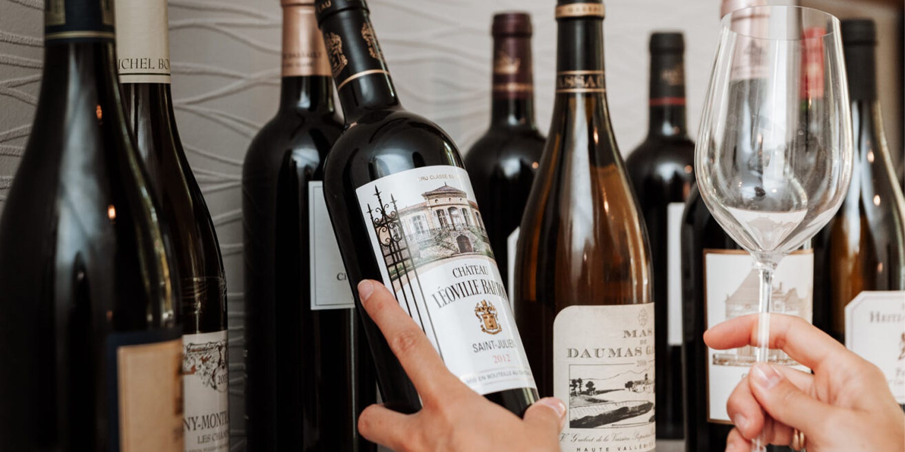 Bouteille de vin et verre de vin en vue d'une dégustation vin